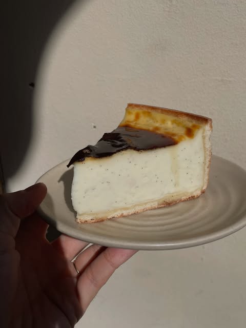 Une part de flan parisien au caramel posée sur une assiette