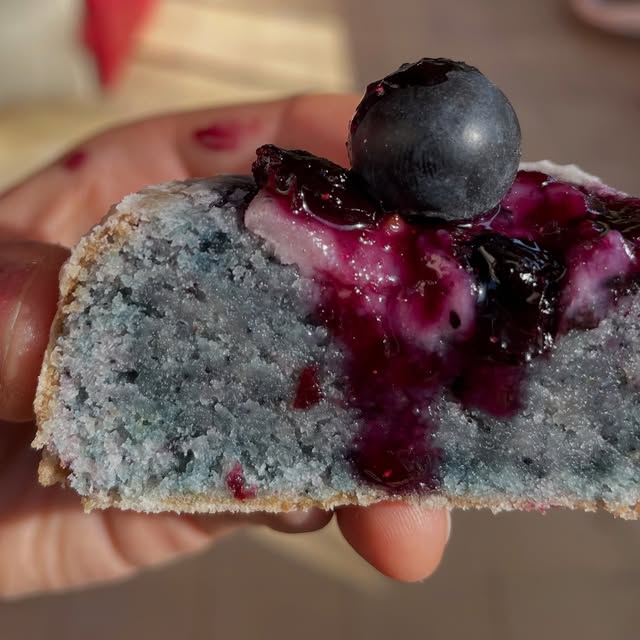Un biscuit au cœur crémeux, myrtilles et coulis, que l’on tient du bout des doigts