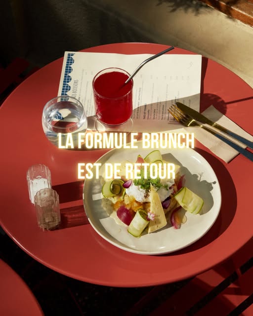 Un brunch servi sur une assiette terracotta, verre de jus rouge à côté : la formule brunch est de retour